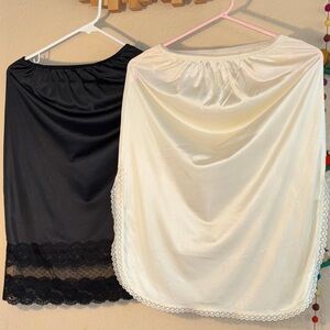 EUC VINTAGE FORTUNE CREAM COLORED Antron III nylon AND BLACK